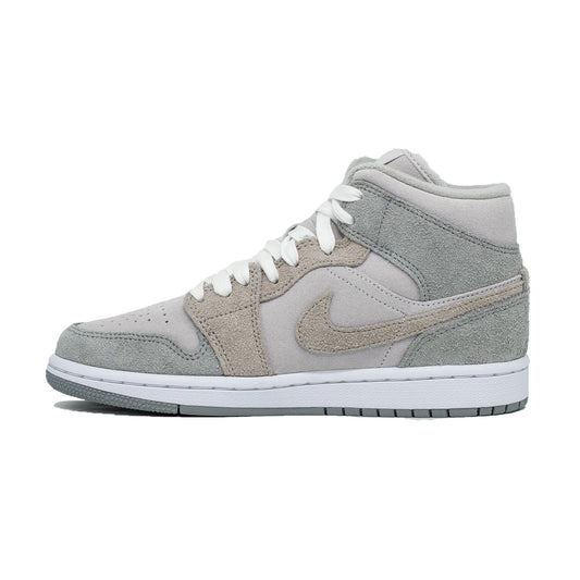 Women's Air Кросівки air jordan retro 1 mid island green, SE Particle Grey hover image